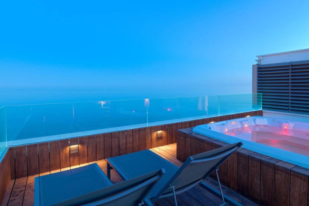 D&R Penthouse On The Beach Apartment Малага Екстериор снимка